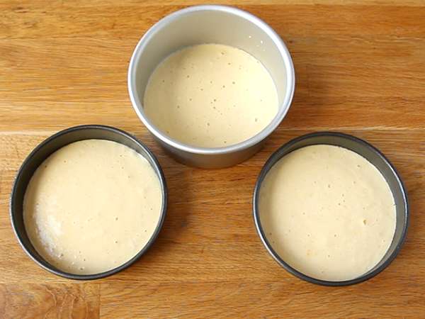 Plastična torta z jagodami in mascarponejevo kremo - Priprava korak 4