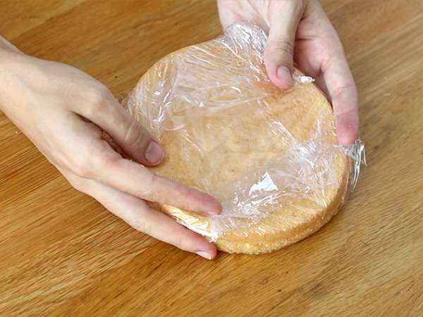 Plastična torta z jagodami in mascarponejevo kremo - Priprava korak 5