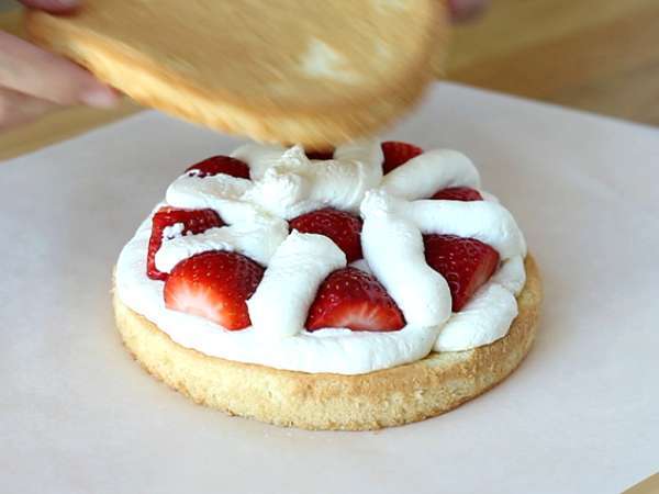 Plastična torta z jagodami in mascarponejevo kremo - Priprava korak 8