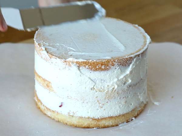 Plastična torta z jagodami in mascarponejevo kremo - Priprava korak 9