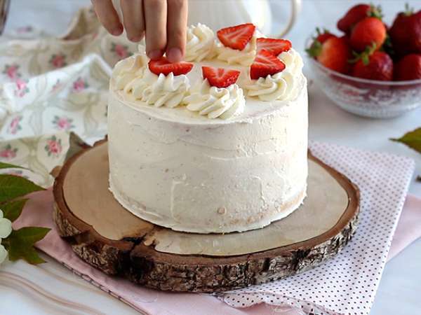 Plastična torta z jagodami in mascarponejevo kremo - Priprava korak 11