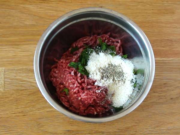 Mesne kroglice iz govedine in parmezana - Priprava korak 1