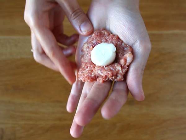 Telečje mesne kroglice, polnjene s sirom mocarela - Priprava korak 3