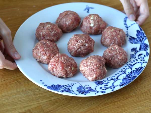 Telečje mesne kroglice, polnjene s sirom mocarela - Priprava korak 4