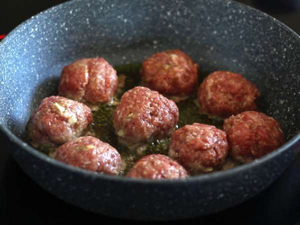 Telečje mesne kroglice, polnjene s sirom mocarela - Priprava korak 5