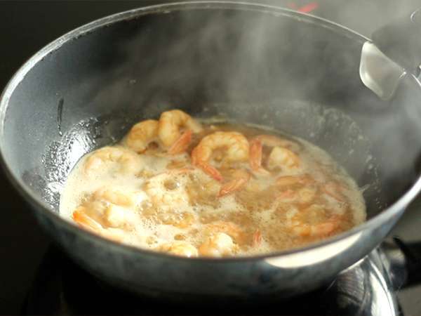 Zelenjavni vok s kozicami - Priprava korak 2