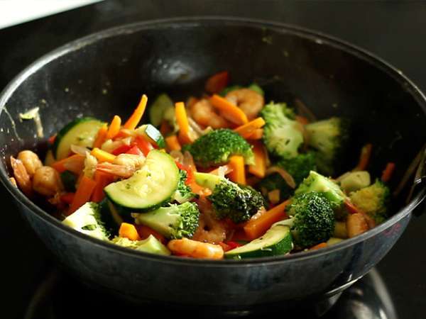 Zelenjavni vok s kozicami - Priprava korak 4