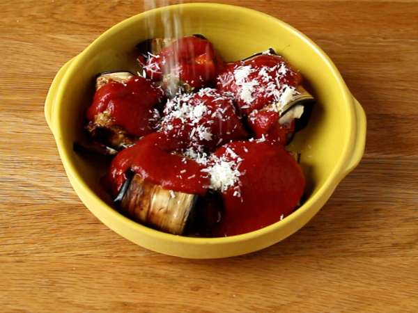 Zvitki jajčevcev parmigiana - Priprava korak 4