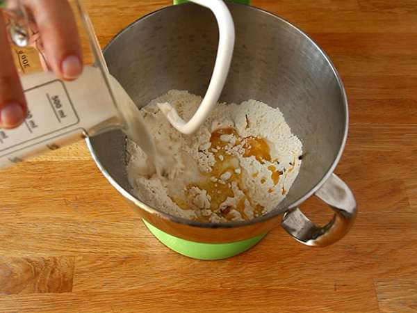 Brioš s čokolado in lešniki Babka - Priprava korak 2