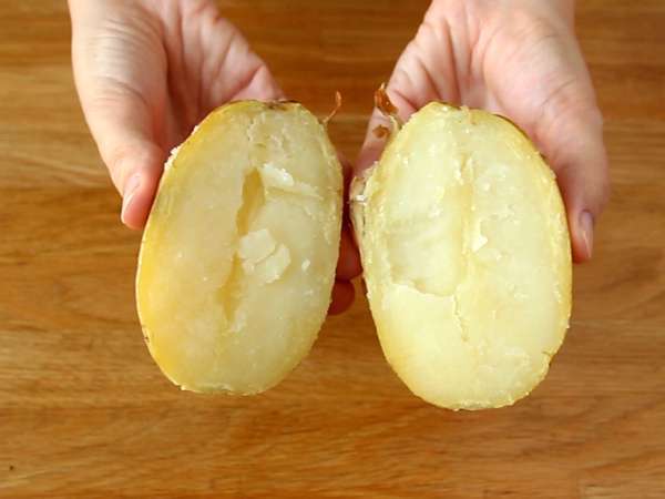 Pečen krompir, polnjen s slanino in sirom - Priprava korak 1