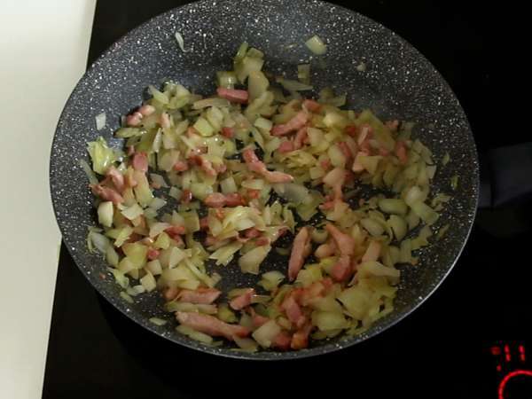 Pečen krompir, polnjen s slanino in sirom - Priprava korak 2