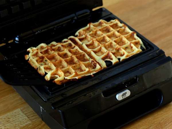 Krompirjevi vaflji - Sendvič z vaflji z dimljenim lososom in fromage frais - Priprava korak 4