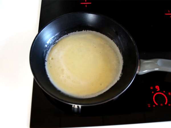 Palačinke, polnjene z bešamelno omako, sirom in šunko - Priprava korak 3