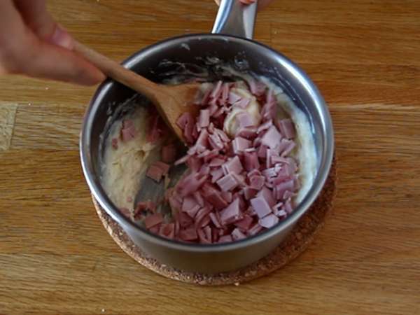 Palačinke, polnjene z bešamelno omako, sirom in šunko - Priprava korak 8