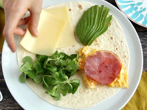 Brunch-style opečen zavitek - Tortilla Wrap Hack - Priprava korak 3