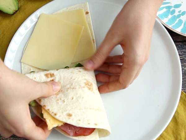 Brunch-style opečen zavitek - Tortilla Wrap Hack - Priprava korak 5