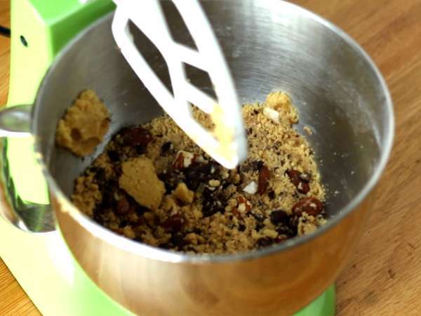 Piškotki s čokolado, arašidi in mandlji - Priprava korak 2