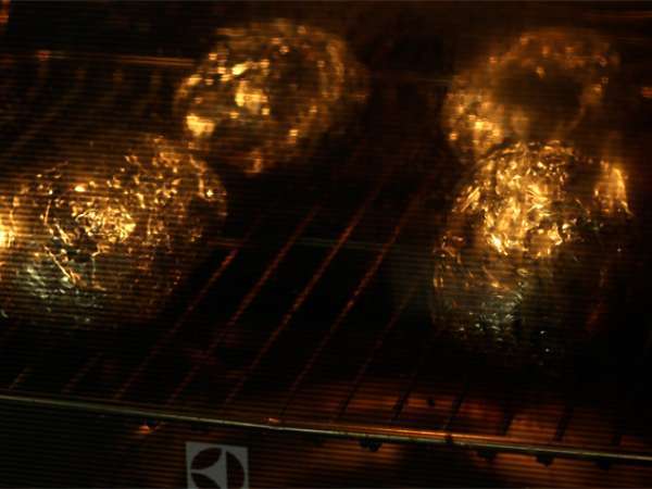 Krompir, polnjen z dimljenim lososom in fromage frais - Priprava korak 1