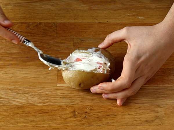 Krompir, polnjen z dimljenim lososom in fromage frais - Priprava korak 3