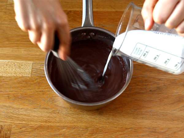 Velikonočna jajca, polnjena s čokoladno sladico in M&M's - Priprava korak 1