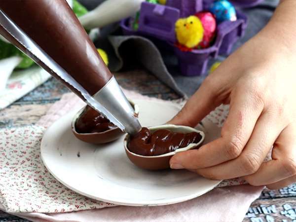 Velikonočna jajca, polnjena s čokoladno sladico in M&M's - Priprava korak 4