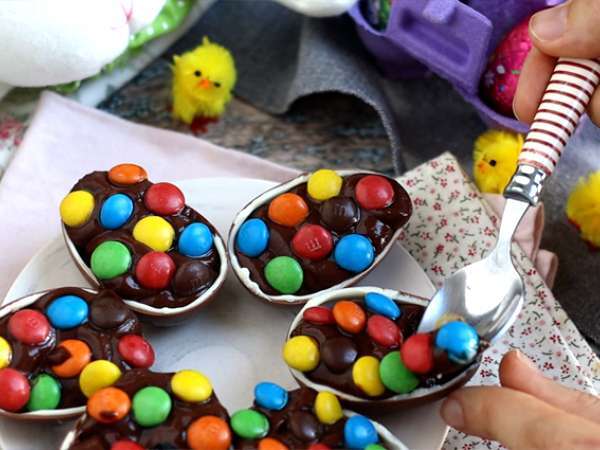 Velikonočna jajca, polnjena s čokoladno sladico in M&M's - Priprava korak 5