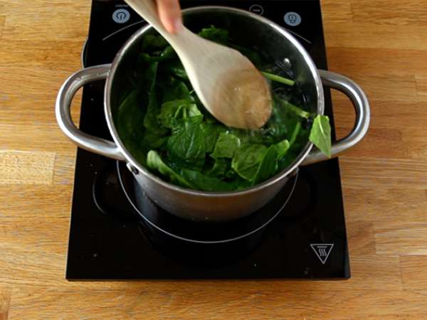 Špinača, rikota in jajčna pita - italijanska Torta Pasqualina - Priprava korak 2