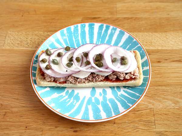 Panini s tuno, paradižnikom in kaprami - Priprava korak 3