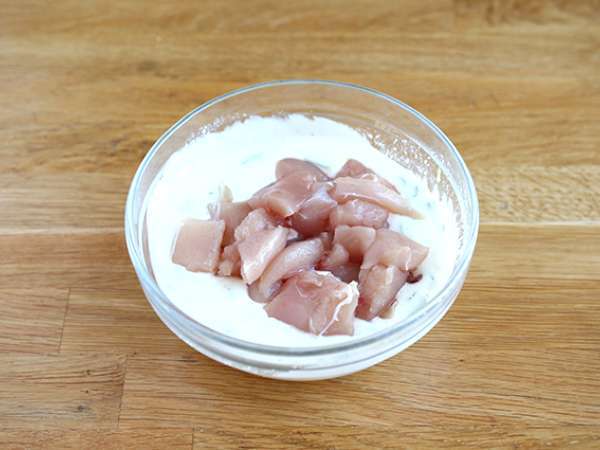 Nabodala iz mariniranega piščanca v jogurtovi/limonski omaki - Priprava korak 2
