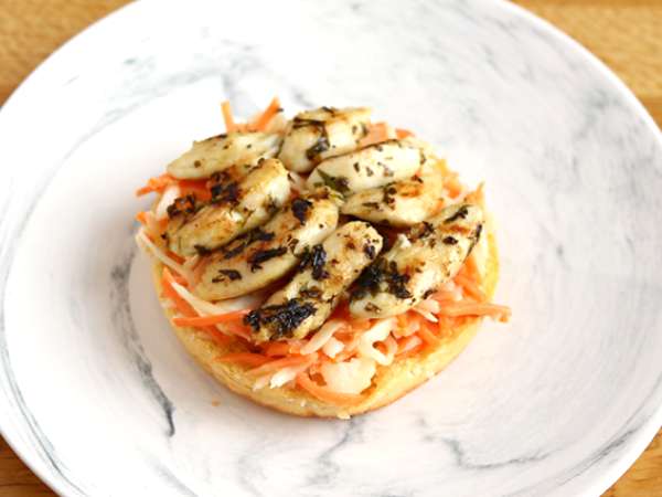 Sendvič z mariniranim piščancem, zeleno solato, paradižnikom in baziliko - Priprava korak 2