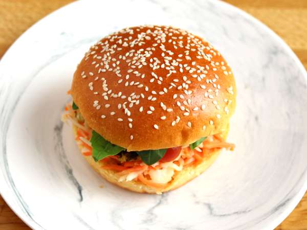 Sendvič z mariniranim piščancem, zeleno solato, paradižnikom in baziliko - Priprava korak 4