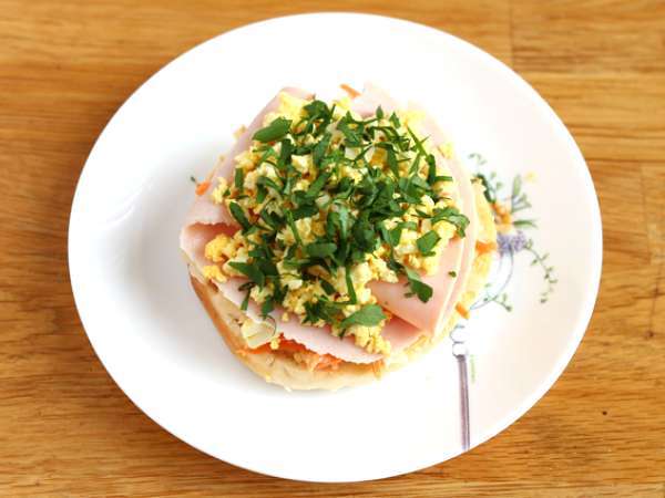 Sendvič s puranom, zelena solata, trdo kuhano jajce - Priprava korak 3