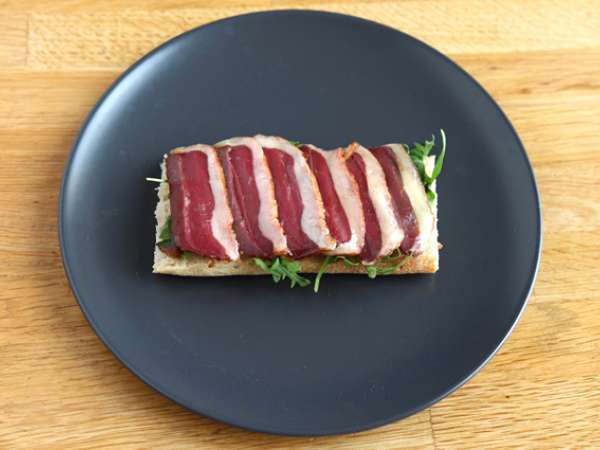Sendvič z dimljenimi račjimi prsmi, suhimi paradižniki, rukolo in balzamičnim kisom - Priprava korak 2