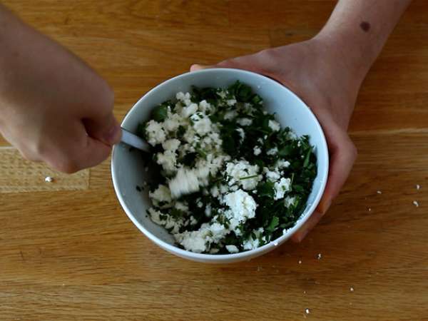 Turške palačinke, polnjene s feto, limono in peteršiljem - Gözleme - Priprava korak 4