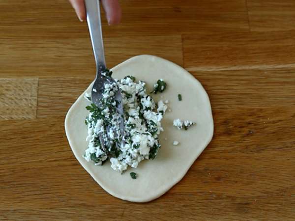 Turške palačinke, polnjene s feto, limono in peteršiljem - Gözleme - Priprava korak 6