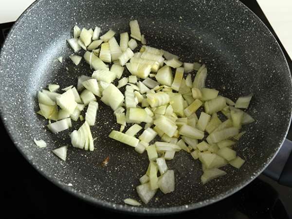 Rižota s čemažem, grahom, bučkami, česnom in zeliščnim sirom - Priprava korak 2