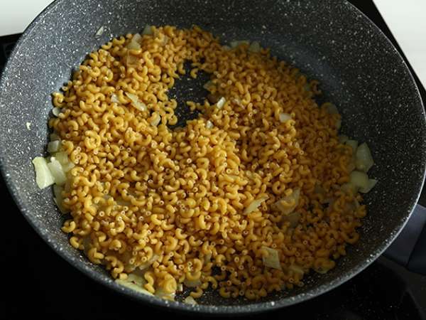 Rižota s čemažem, grahom, bučkami, česnom in zeliščnim sirom - Priprava korak 3