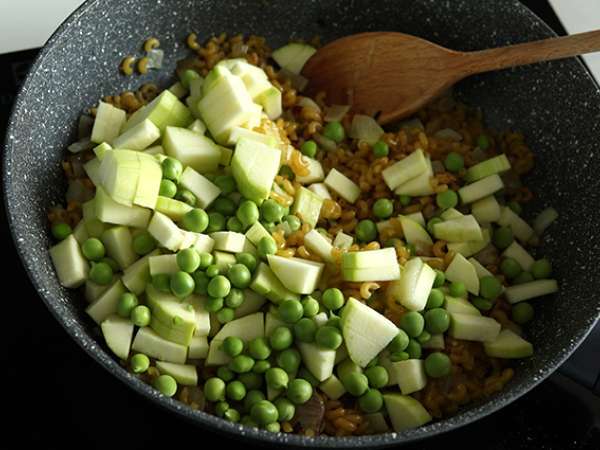 Rižota s čemažem, grahom, bučkami, česnom in zeliščnim sirom - Priprava korak 4