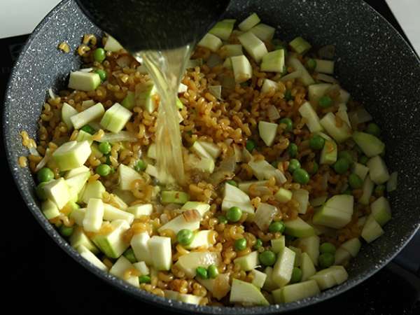 Rižota s čemažem, grahom, bučkami, česnom in zeliščnim sirom - Priprava korak 5