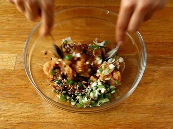 Gyozas s piščancem, korenčkom in gobami - Priprava korak 4