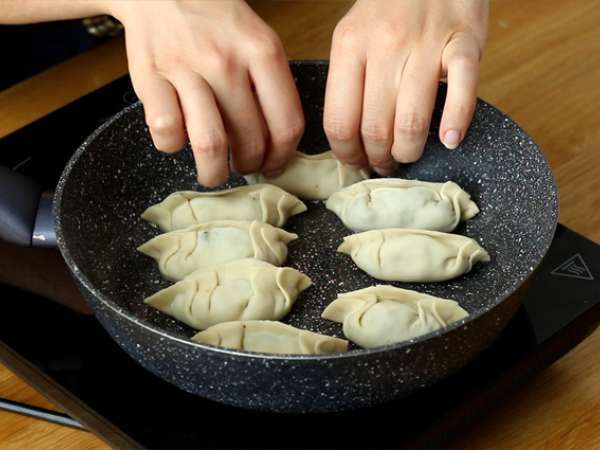 Gyozas s piščancem, korenčkom in gobami - Priprava korak 10