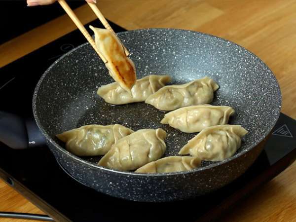 Gyozas s piščancem, korenčkom in gobami - Priprava korak 11