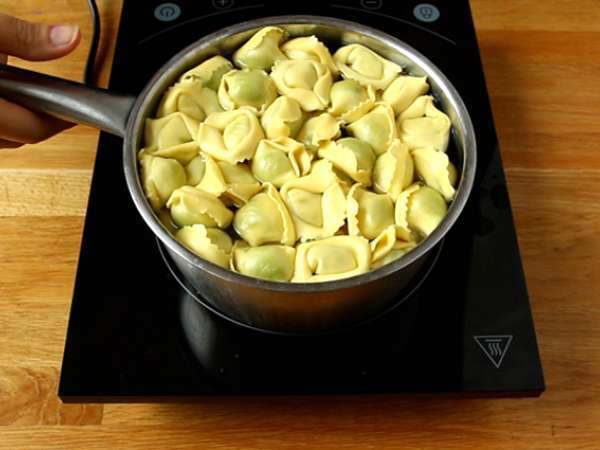 Solata s tortelini in pestom - Priprava korak 1