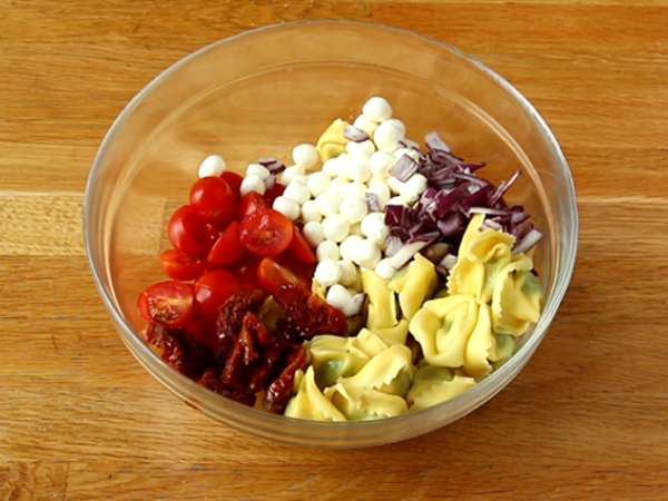 Solata s tortelini in pestom - Priprava korak 2