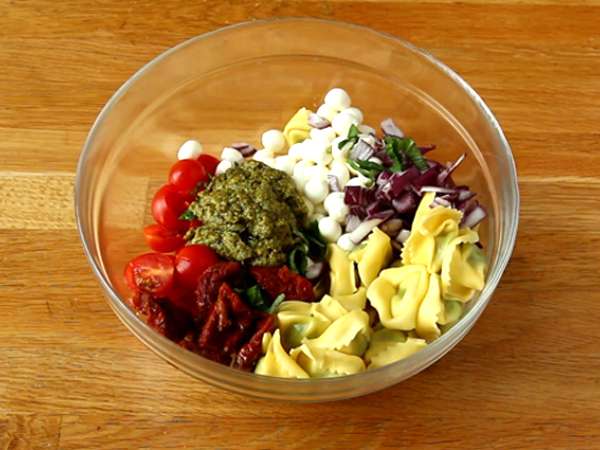 Solata s tortelini in pestom - Priprava korak 3