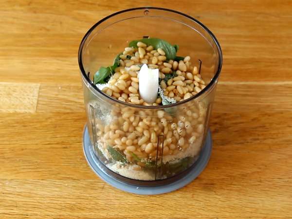 Domači zeleni pesto - pesto alla genovese - Priprava korak 1