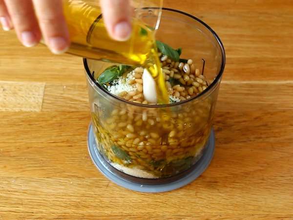 Domači zeleni pesto - pesto alla genovese - Priprava korak 2