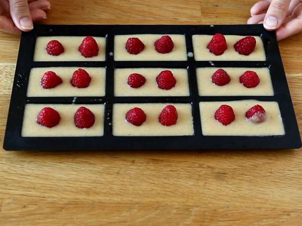 Raspberry Financiers, enostaven za izdelavo podroben recept - Priprava korak 5