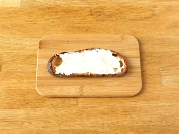 Sendviči s svežim sirom, pestom in češnjevim paradižnikom - Priprava korak 1