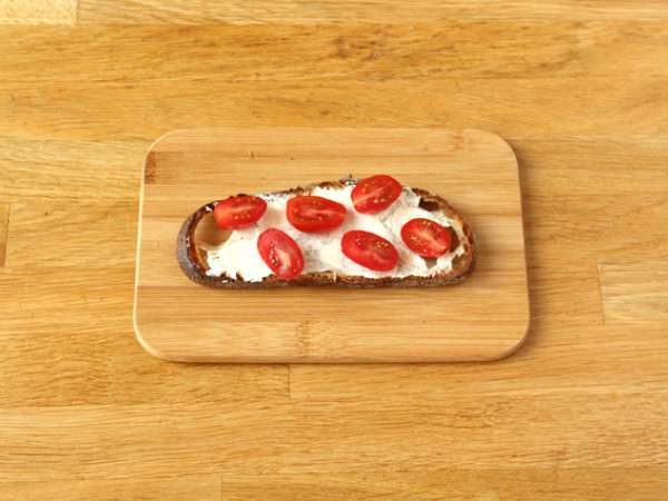 Sendviči s svežim sirom, pestom in češnjevim paradižnikom - Priprava korak 2